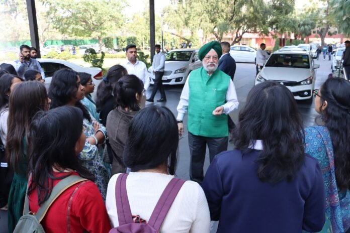 Hardeep Singh Puri Minister-2 In Delhi, Hardeep Singh Puri engaging with Mass Communication Students